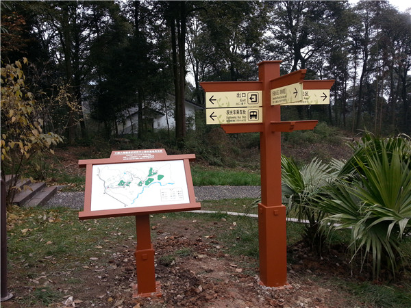 在現(xiàn)代大城市或一些鄉(xiāng)村道路上,合理的價格路標隨處可見。盡管人們在日常生活中并不太注意他們,但大多數(shù)時候他們會快速瀏覽一下,獲取他們需要的信息,然后離開。甚至一些未開化的人也樂于破壞這種公共物品。為了引起人們對導視牌的注意,我們來介紹一下導視牌的具體功能。 首先,導視牌最基本的功能是作為路標和導游卡,向來往的人們傳達各種信息,主要包括重要場所的內(nèi)部結(jié)構(gòu)、周圍道路和交通狀況的說明,以便人們能夠獨立、快速地找到正確的前進方向,這在高速公路或國道上是常見的。不僅如此,它還可以作為一些著名旅游景點附近建筑的文化背景介紹或名人身份介紹的載體,有利于豐富游客的文化背景知識,是一種優(yōu)秀的文化宣傳手段。此外,標有“禁止”字樣的標識,如:禁止吸煙、禁止大聲喧嘩、禁止攝影等。有利于維護公共秩序,明確告知群眾哪些行為是不允許的,并對公眾產(chǎn)生約束作用。 其次,著名的導向標識也是美化和豐富空間環(huán)境的工具。它可以填補視覺空白,同時還可以調(diào)節(jié)和緩解公眾的視覺疲勞。一些路標將被設(shè)計得漂亮可愛,這實際上是對環(huán)境的一種點綴,使周圍的環(huán)境更加充滿活力和新鮮。眾所周知,如果你在高速公路上開很長時間,你會很累,因為周圍環(huán)境太單一。 然而,導向標識可以給司機提供一定的距離或各種各樣的當?shù)匦畔ⅲ@可以使每個人的注意力暫時轉(zhuǎn)移,并很容易引起與車內(nèi)乘客的話題。總而言之,導視牌在人們的日常生活中非常重要。沒有它,人們將很難找到前進的正確方向,空間環(huán)境將不會豐富和美麗。 因此,平時人們應(yīng)該愛護公共場所的導向標識,不要讓它們成為自己享樂的代價,充分發(fā)揮它們的使用價值。 在現(xiàn)代大城市或一些鄉(xiāng)村道路上,合理的價格路標隨處可見。盡管人們在日常生活中并不太注意他們,但大多數(shù)時候他們會快速瀏覽一下,獲取他們需要的信息,然后離開。甚至一些未開化的人也樂于破壞這種公共物品。為了引起人們對導視牌的注意,我們來介紹一下導視牌的具體功能。 首先,導視牌最基本的功能是作為路標和導游卡,向來往的人們傳達各種信息,主要包括重要場所的內(nèi)部結(jié)構(gòu)、周圍道路和交通狀況的說明,以便人們能夠獨立、快速地找到正確的前進方向,這在高速公路或國道上是常見的。不僅如此,它還可以作為一些著名旅游景點附近建筑的文化背景介紹或名人身份介紹的載體,有利于豐富游客的文化背景知識,是一種優(yōu)秀的文化宣傳手段。此外,標有“禁止”字樣的標識,如:禁止吸煙、禁止大聲喧嘩、禁止攝影等。有利于維護公共秩序,明確告知群眾哪些行為是不允許的,并對公眾產(chǎn)生約束作用。 其次,著名的導向標識也是美化和豐富空間環(huán)境的工具。它可以填補視覺空白,同時還可以調(diào)節(jié)和緩解公眾的視覺疲勞。一些路標將被設(shè)計得漂亮可愛,這實際上是對環(huán)境的一種點綴,使周圍的環(huán)境更加充滿活力和新鮮。眾所周知,如果你在高速公路上開很長時間,你會很累,因為周圍環(huán)境太單一。 然而,導向標識可以給司機提供一定的距離或各種各樣的當?shù)匦畔ⅲ@可以使每個人的注意力暫時轉(zhuǎn)移,并很容易引起與車內(nèi)乘客的話題。總而言之,導視牌在人們的日常生活中非常重要。沒有它,人們將很難找到前進的正確方向,空間環(huán)境將不會豐富和美麗。 因此,平時人們應(yīng)該愛護公共場所的導向標識,不要讓它們成為自己享樂的代價,充分發(fā)揮它們的使用價值。